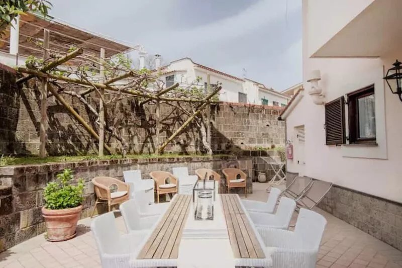 Villa with breathtaking pool and garden, near Sorrento