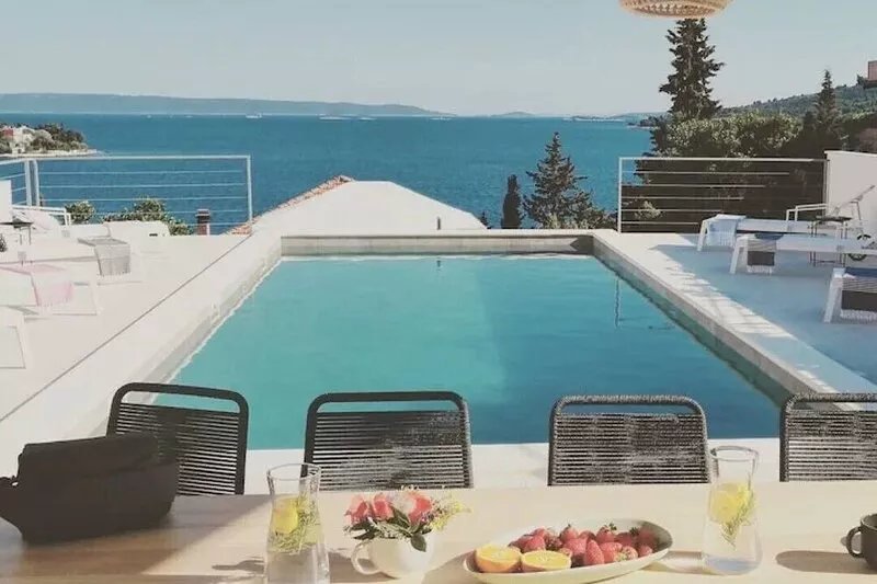 Chic 125m2 apartment in the villa with pool, close to the beach, sea view, 5km