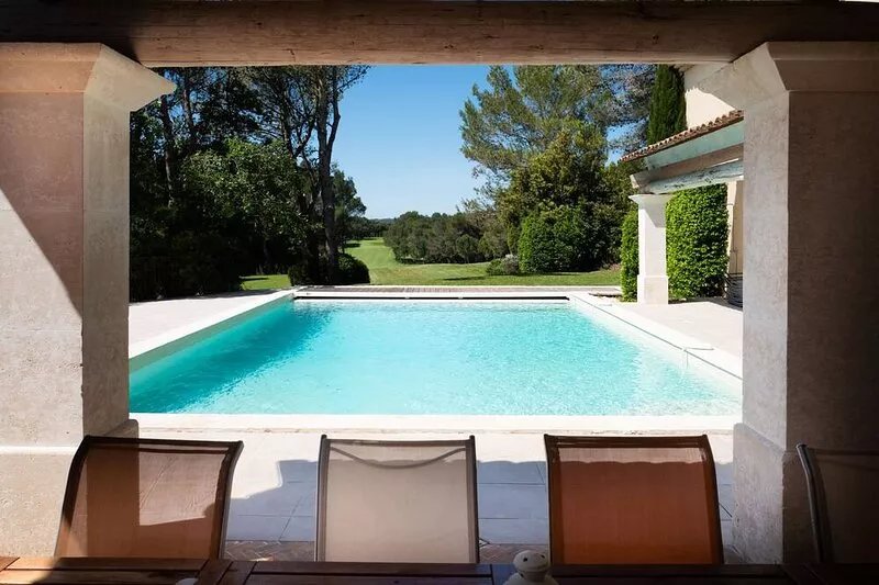 Large upscale property, 8 bedrooms 7 bathrooms,heating pool,sauna,air cond.,Golf