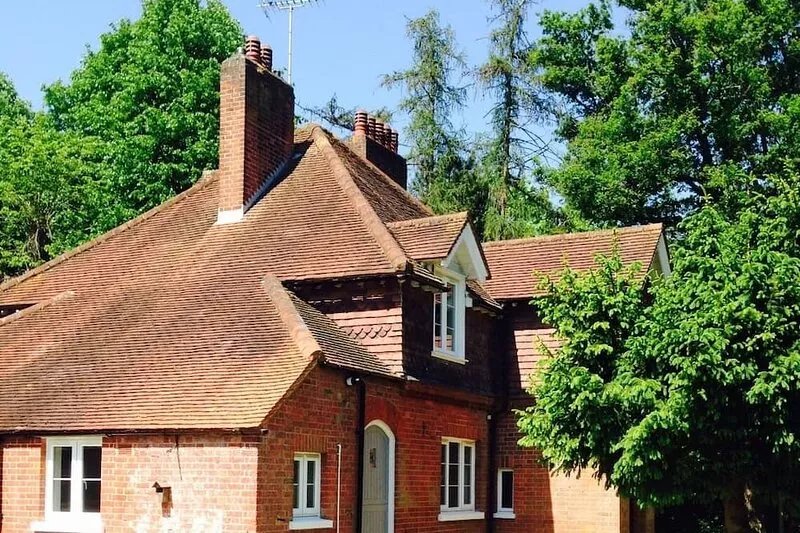 Beautiful Victorian cottage in Ashtead easy access to London set in countryside