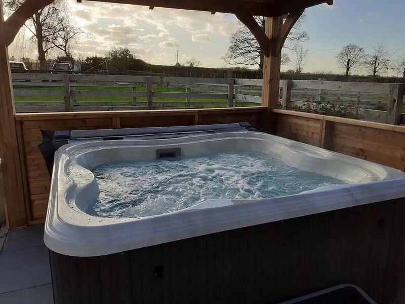 Cottage with private hot tub
