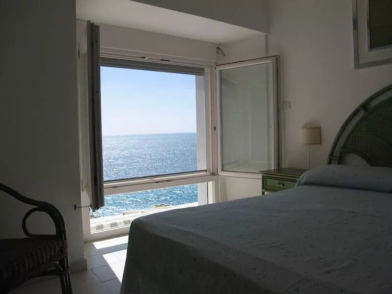 Apartment in a early '20s stately building with private access to the sea
