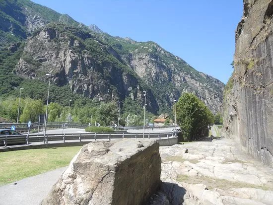 The Roman road to the Gauls and its arch