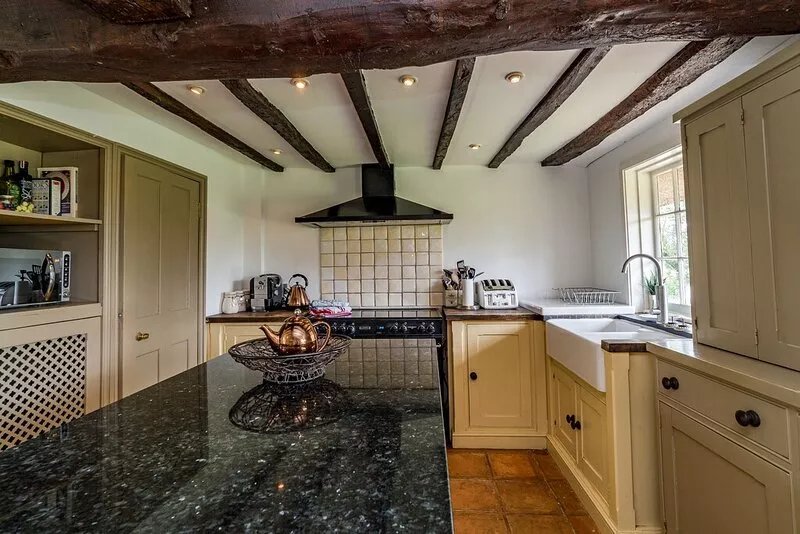 Captivating 6 Bed Cottage in the village of Moulso