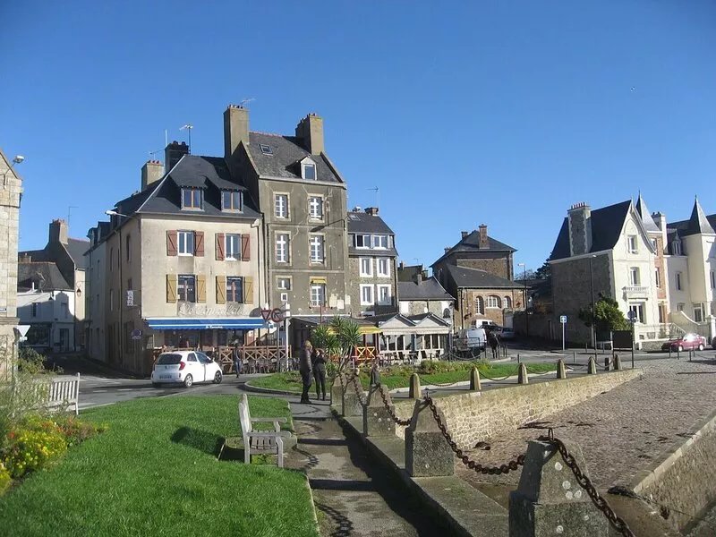 It is a privately-owned apartment in Saint Malo, facing the Bas Sablons beach.