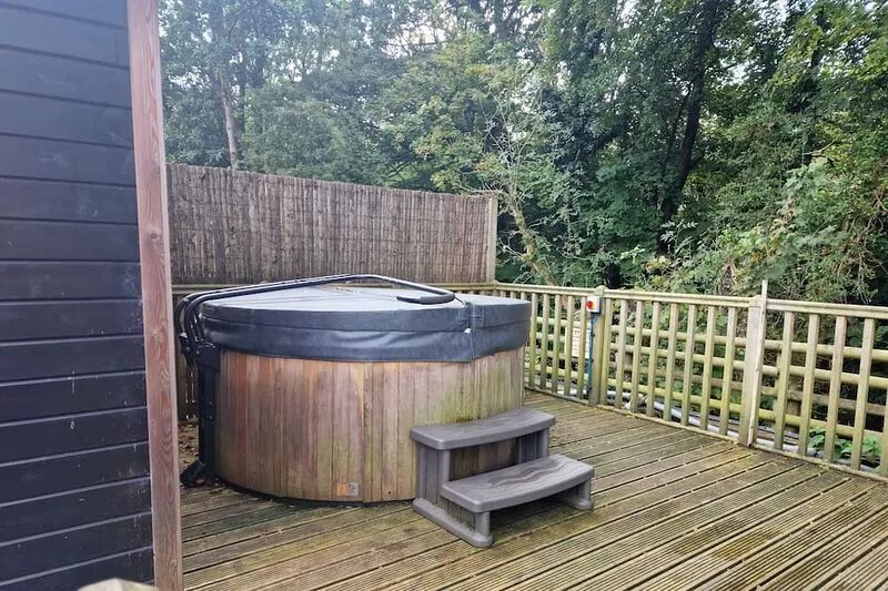 Glamping Hut - Riverside 1