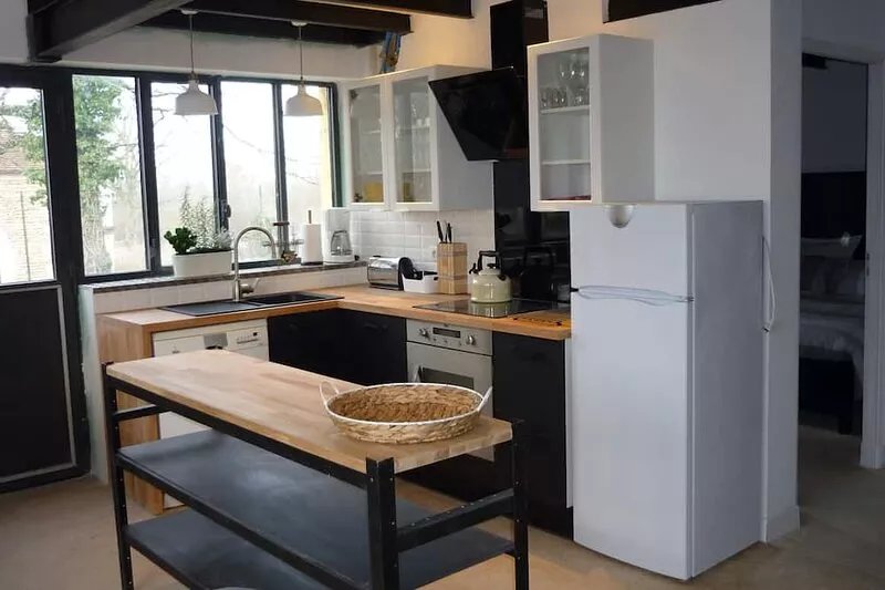 Renovated workshop for 6 people with shared, heated pool in Semur en Auxois