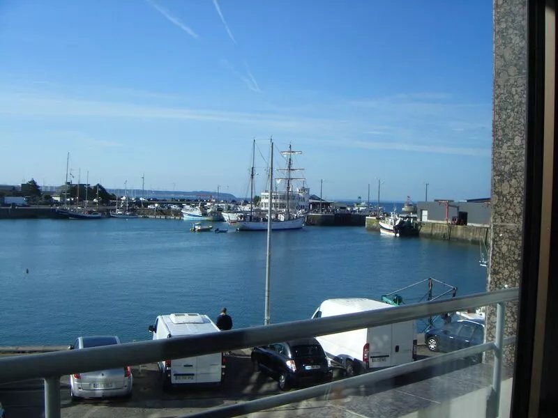 App facing the harbor with balcony, near pier for Chausey and Jersey