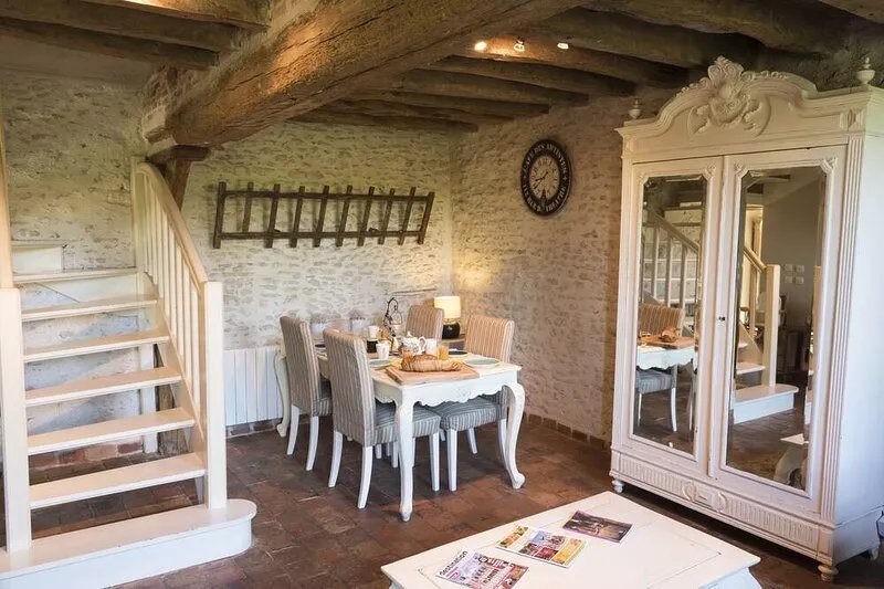 La Chantreille house with character in Oisly