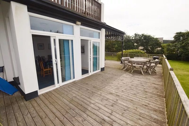 3 Bed Ground floor apertment minutes from the Beach!