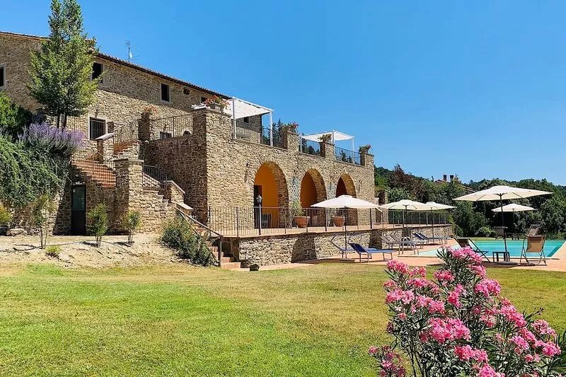 Villa with wonderful view of Lake Trasimeno and large panoramic swimming pool