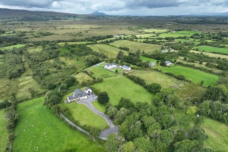 Teach Mo Chroí / HOME OF MY HEART, Charming Country Home, Near Westport Town