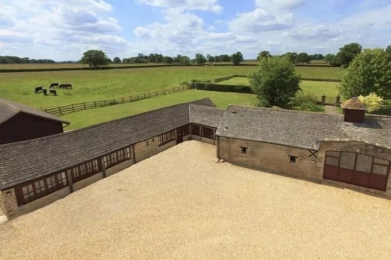 The Cotswold Manor House, Exclusive Hot Tub, Games Barn, 70 acres of Parkland