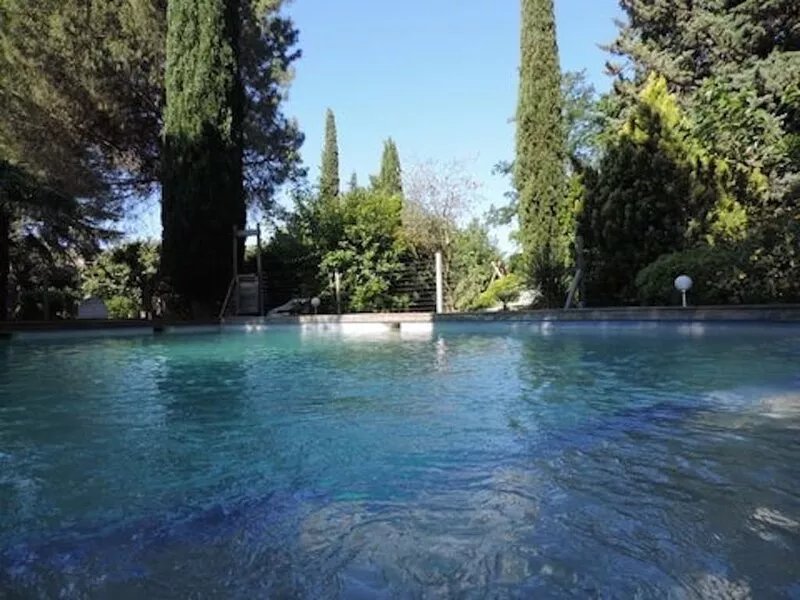 Duplex and guest rooms in superb Provencal estate, garden, swimming pool.