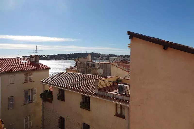 luxury apartment with sea view, terrace, and 1 minute to the beach