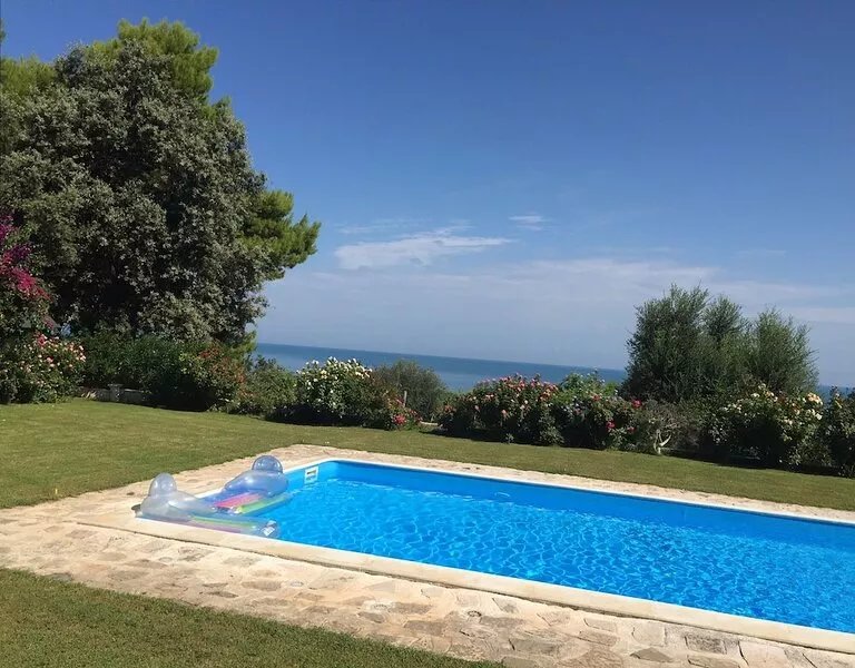 House with garden and private swimming pool