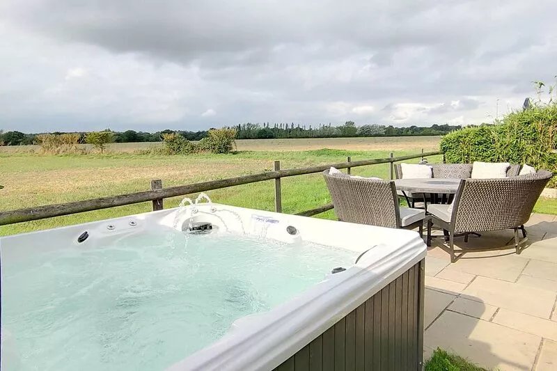 Hay Barn. 3 en-suite bedrooms, optional hot tub, private garden,  log burner.