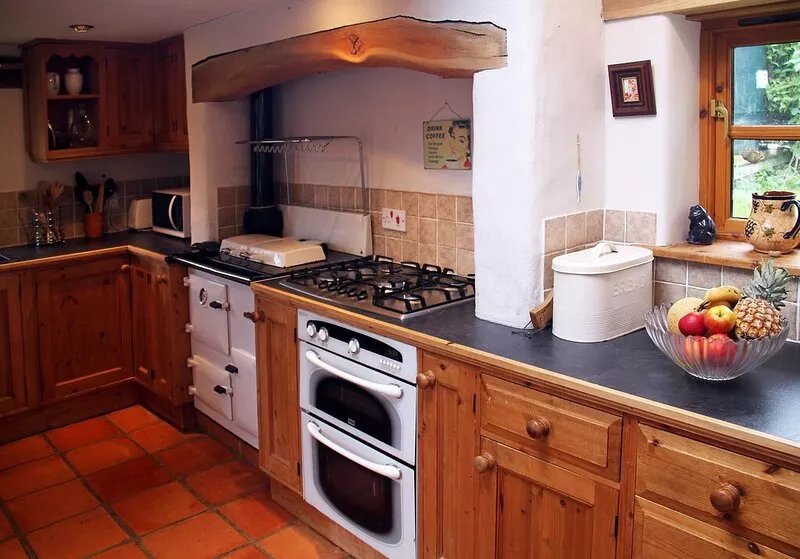 A beautiful converted barn in Georgeham, with hot tub, 1.5 miles from surf beach
