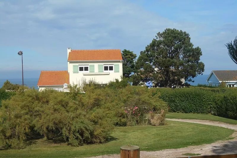 Villa with breathtaking sea views, in a tourist area