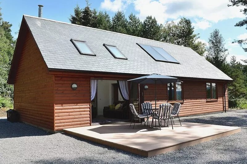 This ground floor lodge with a cathedral ceiling enjoys views towards Cairn
