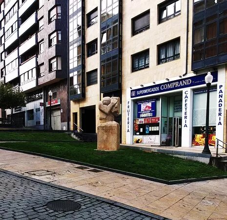 Escultura Al hombre que escucha la piedra