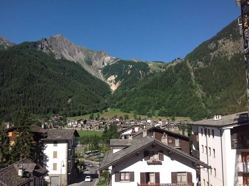 Characteristic apartment on the central square of the Church of Courmayeur