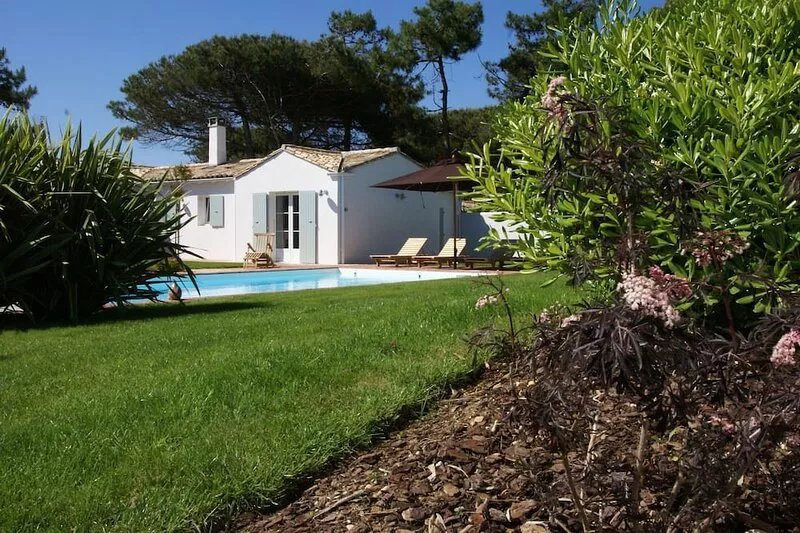 Villa with pool and large garden, close to the sea, sleeps 10