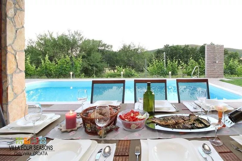 Villa Four Seasons, heated pool and 3 en-suite bathrooms