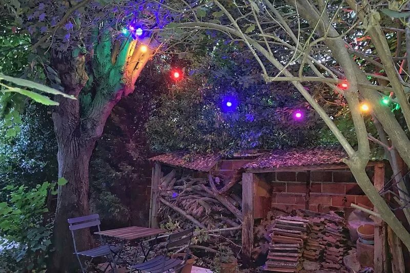 Little house near Paris & metro. Quiet and nestled in lush greenery.