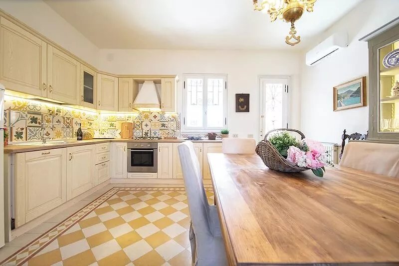 Elegant ancient villa.Very close Lucca's Walls and train station.Private terrace