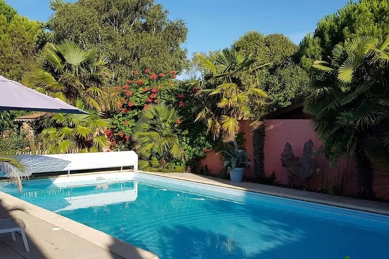 Guest house near downtown La Rochelle with heated pool