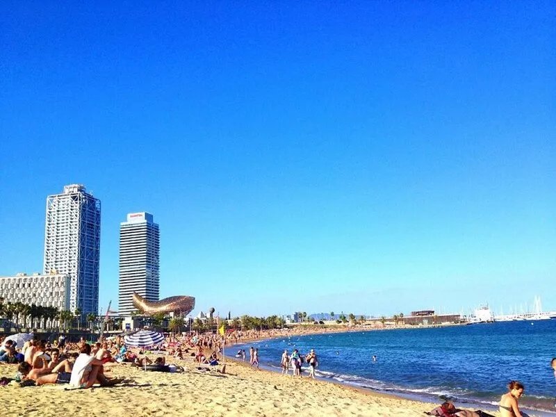 Spacious apartment near Teknon with small terrace for 4 people - WiFi