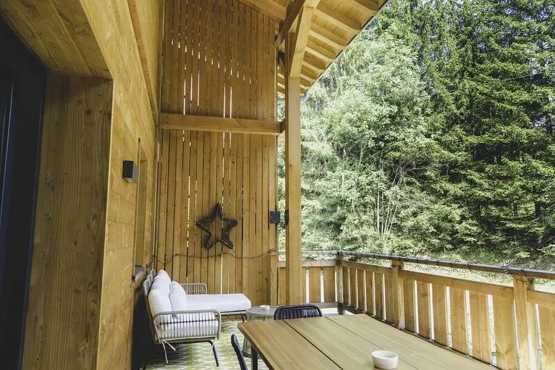 Modern, luxury apartment - opposite free bus to ski lifts - 10 mins to slopes