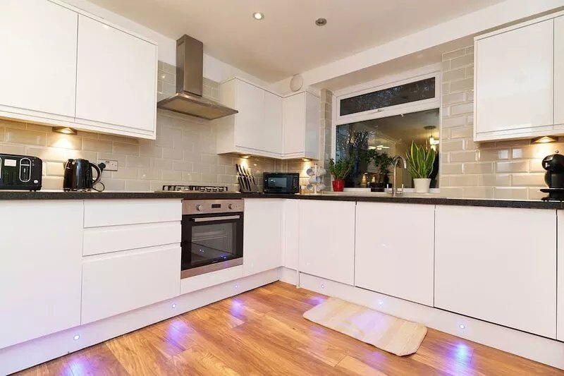 Newly renovated 6 bedroom house Sleeps 10 in Leeds