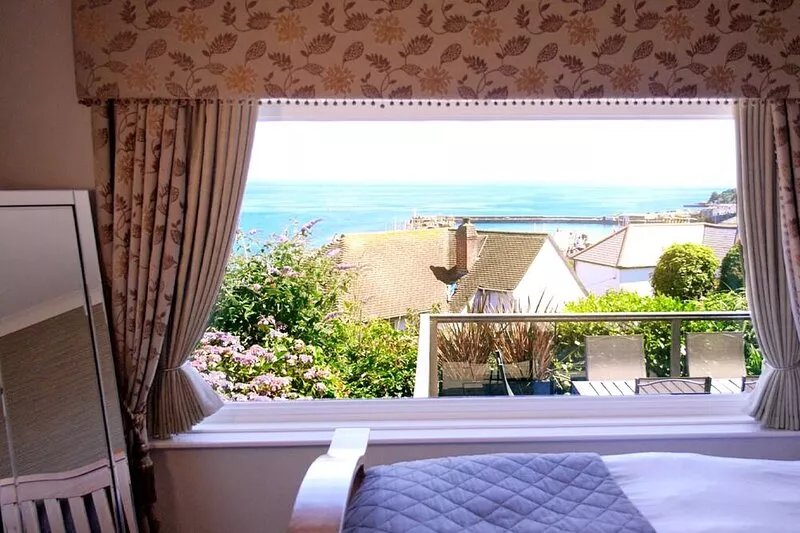 Detached Bungalow With Panoramic Ocean Views With 3 Bedrooms and 2 bathrooms.