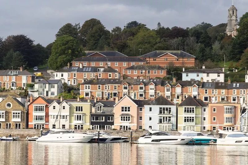 Large Apartment close to Historic Market and Quay