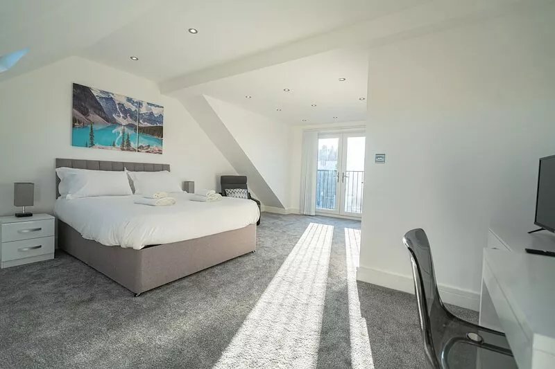 Newly Refurbished Modern 4 Bed Detached House