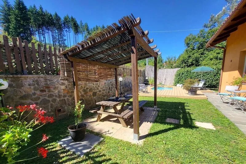 Charming newly renovated cottage great view, own pool, walk to bar/shop. WIFI!