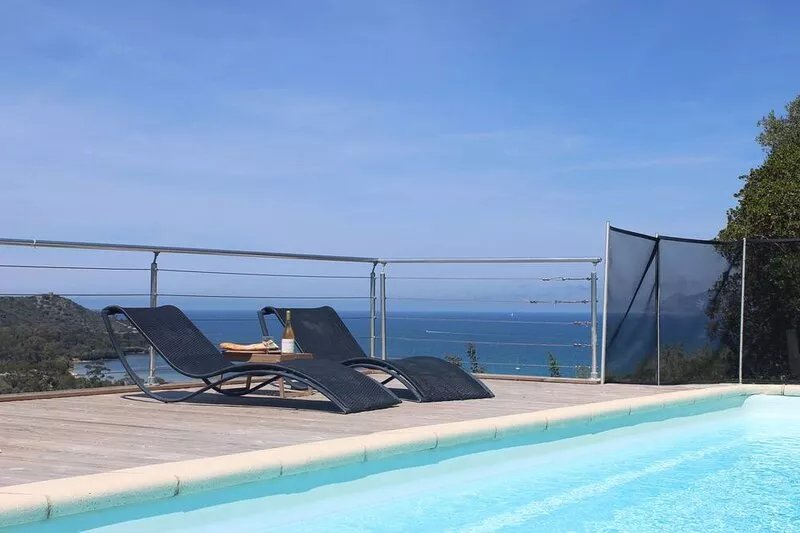 In Furnangina, family villa with sea view, mature garden and swimming pool