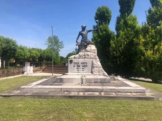 Il Monumento Ai Caduti