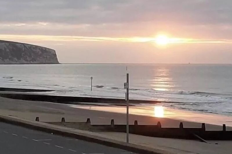 Lovely self catering flat, 4/5 mins walk to beach, 3 mins walk to local shops.