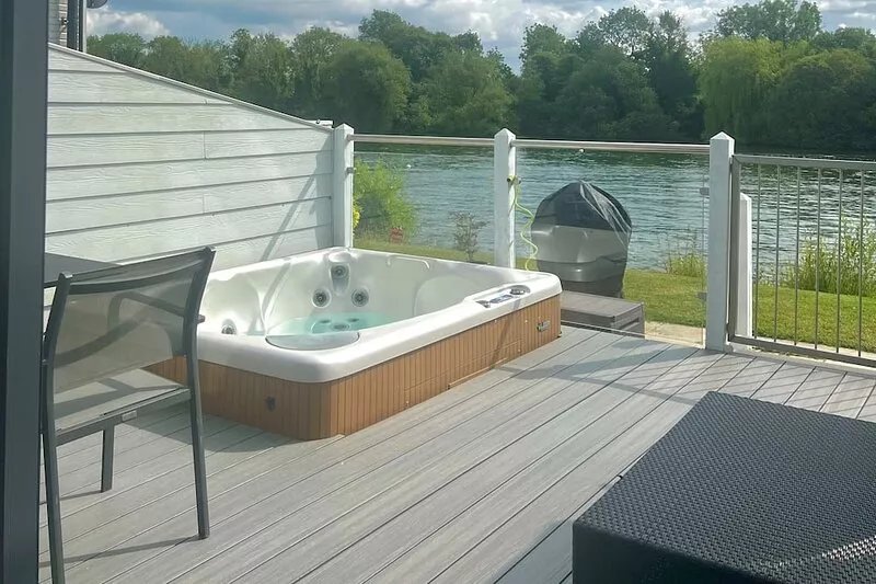 Modern Cotswold Home w/ Hot Tub