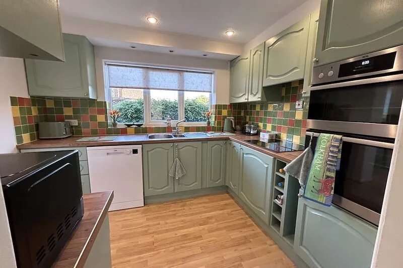 Halcyon House - sleeps 5 guests  in 3 bedrooms