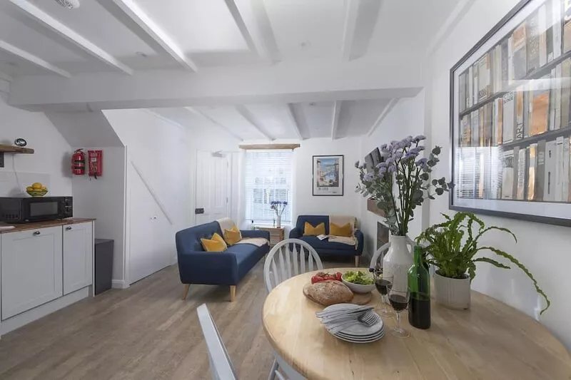 May Cottage - A lovely pet-friendly cottage with courtyard garden, just 7