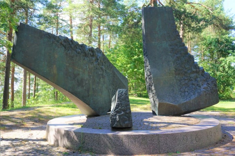Betonimyllysta Runon Siivet / Lauri Viidan Muistomerkki