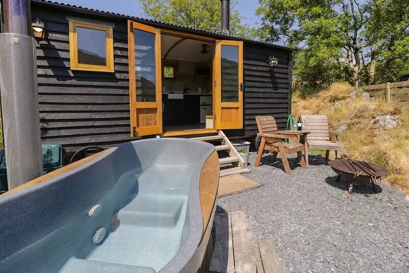 LLETHR - SHEPHERDS HUT, romantic, with hot tub in Llanbedr