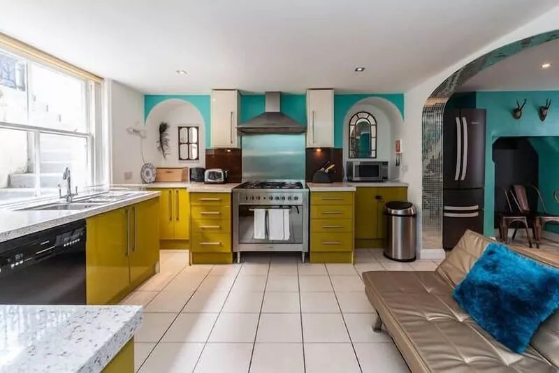 Centrally located 4 bedroom house sleeps 20 (16 in beds and 4 on sofa beds)