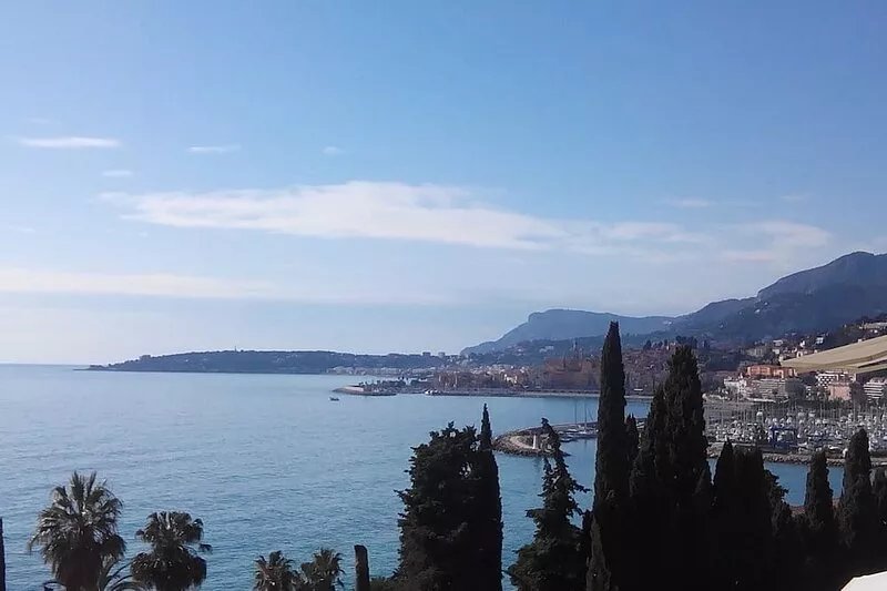 Ideal location, magnificent studio, great sea view, in an old palace with park