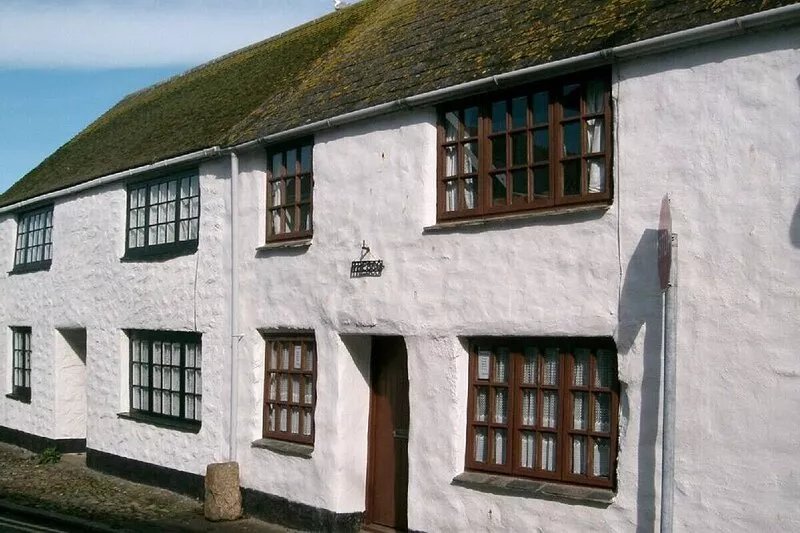 Historic beamed cottage near beach overlooking St Michael's Mount