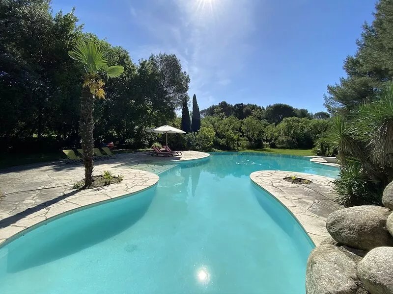 Villa in private estate 1 ha - 6p - Infinity pool